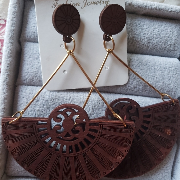 Light weight wood  Earrings - Picture 1 of 2